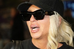 IZNUDA NOVCA NA ESTRADI UZELA MAHA Karleuša spremna da im udari reket! 