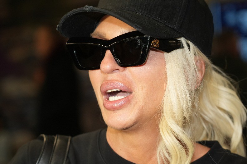 IZNUDA NOVCA NA ESTRADI UZELA MAHA Karleuša spremna da im udari reket! 