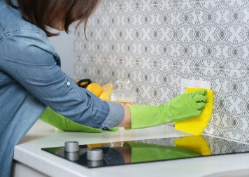 Masnoća sa pločica nestaje odmah! Sprej od 2 sastojka čisti kuhinju kao od šale