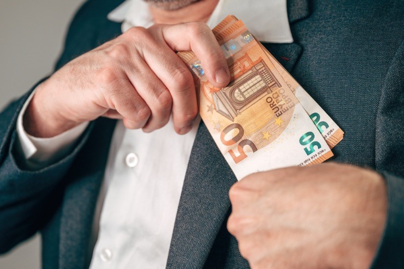 ZBOG DUGA OD 120 EVRA DRŽAO MU PIŠTOLJ NA ČELU  Potresna ispovest o zelenaškom teroru