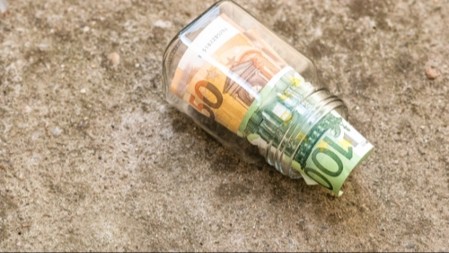 NEMA PARA U VAŠOJ KUĆI?! Jednu novčanicu stavite na ovo mesto i gledajte kako novac pristiže