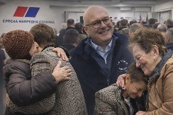 NEZAPAMĆENE GUŽVE! REDOVI SE SAMO NIŽU OD MESTA DO MESTA! Građani masovno došli da podrže SNS (FOTO) 