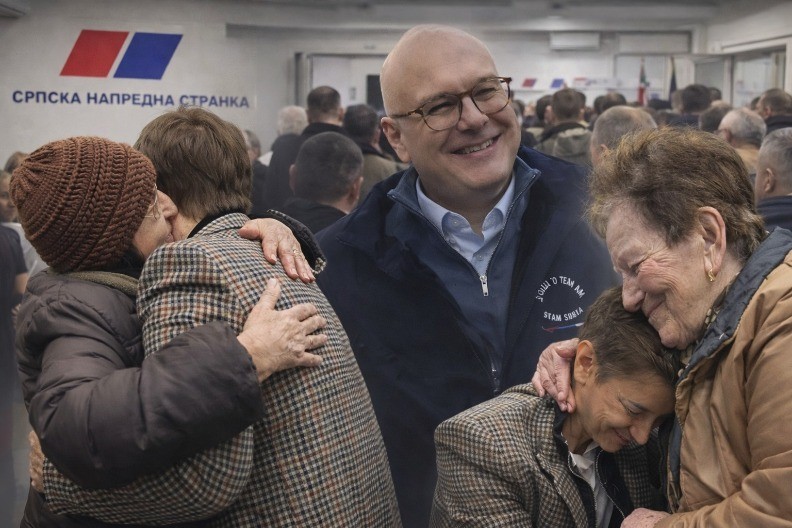 NEZAPAMĆENE GUŽVE! REDOVI SE SAMO NIŽU OD MESTA DO MESTA! Građani masovno došli da podrže SNS (FOTO) 