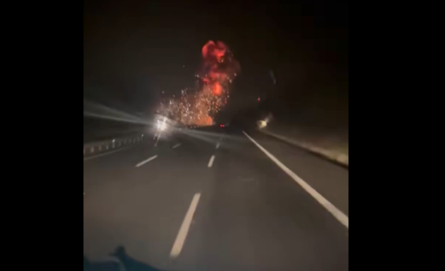 POJAVIO SE SNIMAK PADA LOVCA F16: Buknuo ogroman požar pored autoputa (VIDEO)