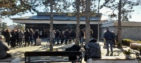 SAHRANA MAJKE KOJU JE USMRTIO VOZ Stotinu ljudi došlo da se oprosti od nesrećne Sanje (FOTO)