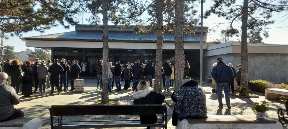 SAHRANA MAJKE KOJU JE USMRTIO VOZ Stotinu ljudi došlo da se oprosti od nesrećne Sanje (FOTO)