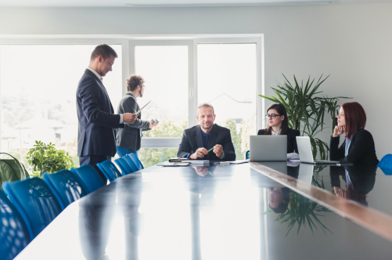 SNIMAK IZ FABRIKE SVE OSTAVIO U NEVERICI Šef istresao 26 miliona pred radnike - razlog rasplakao sve (VIDEO)