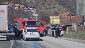 VATRA BUKNULA TOKOM VOŽNJE Reno planuo na magistrali kod Prijepolja, saobraćaj otežan