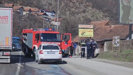 VATRA BUKNULA TOKOM VOŽNJE Reno planuo na magistrali kod Prijepolja, saobraćaj otežan