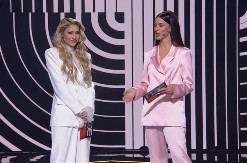 SVE OČI UPRTE U VODITELJKE RTS-A! Kristina u providnoj bluzi, Kosjerina obukla bebi roze odelo, scena gori! (FOTO)