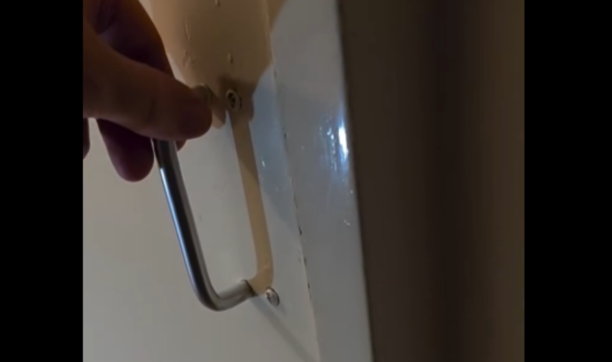 "NEKO U KUĆI JE VEŠTICA...?" Šok prizor u kupatilu sledio krv stanarima, kamera sve snimila (VIDEO)