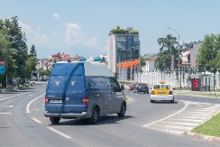 POLICAJAC IZ OBEZBEĐENJA SKUPŠTINE VOZIO BMW BEZ DOZVOLE Uhvaćen u centru Skoplja