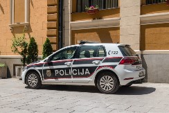 PAJEROM PROVALILI U STAN, PA ODNELI SEF SA 70.000 MARAKA I 22.000 EVRA Sud potvrdio optužnicu trojici iz Sarajeva