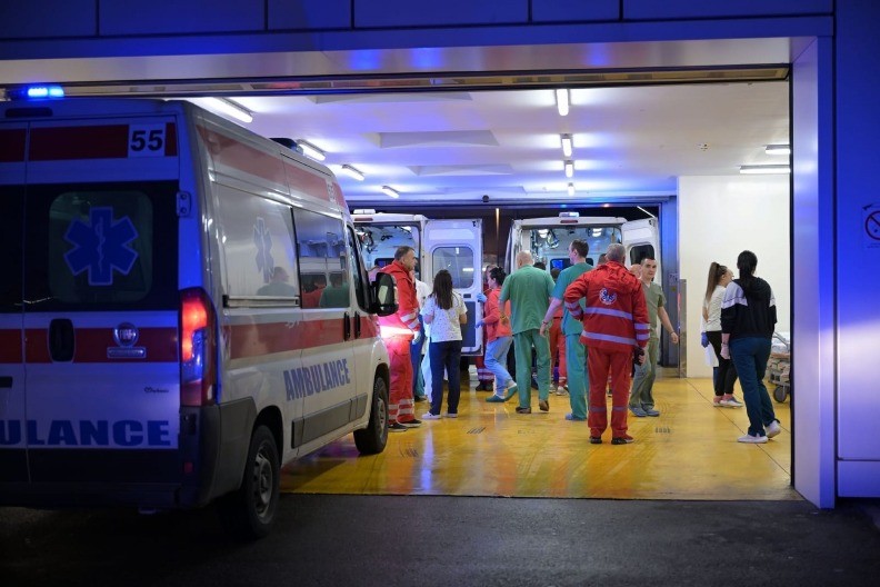 HOROR PRIČA IZ URGENTNOG Pomahnitali pacijent zgrabio doktorku, pa njenim telom RAZVALIO VRATA