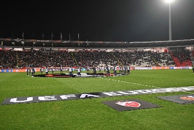 CRVENO-BELI PRED VELIKOM ZARADOM Zvezdi se smeši 5.000.000