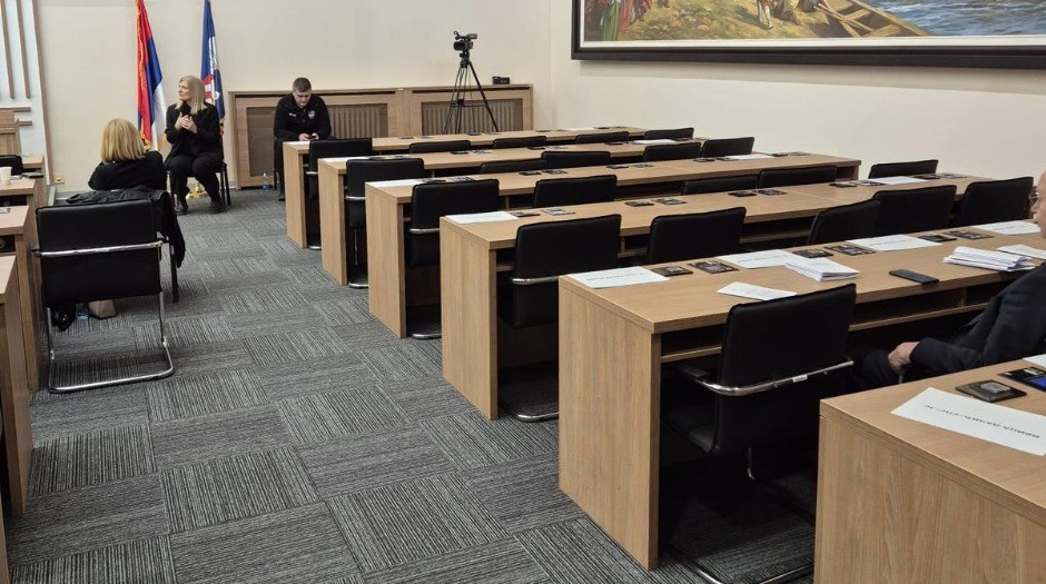 KAKO BI SE TEK BLOKADERI PONAŠALI KADA BI DOŠLI NA VLAST? Mirković: Na sednicu Skupštine grada Beograda od 46 odbornika opozicije došlo njih 5