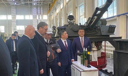 VUČIĆ SA BEKTENOVOM NA VOJNOJ IZLOŽBI Jedna stvar posebno privukla pažnju predsednika