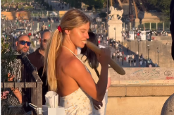 INFLUENSERKA SKINULA DONJI VEŠ PRED SVIMA Bez imalo blama uradila nešto zbog čega su se svi ZGROZILI (VIDEO)