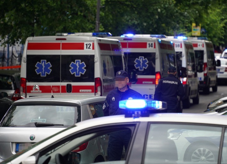 UŽAS U BATAJNICI Nakon sudara motora i automobila pregažen pešak