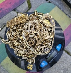  ZAPLENJENO ORUŽJE ZLATO I NARKOTICI  Sprečen šver na granici 