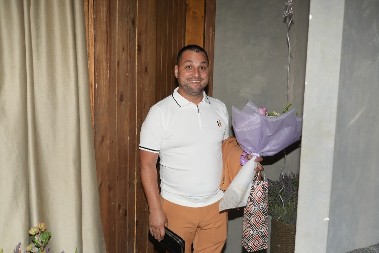 PORODILA SE ŽENA NAŠEG PEVAČA! Stigao šesti član porodice, evo kog je pola beba (FOTO)