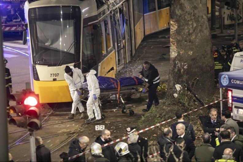 JEZIVI SNIMCI NESREĆE U MILANU, KRV JE NA SVE STRANE Tramvaj izleteo iz šina i pokosio ljude u restoranu, odnose ranjene i mrtve