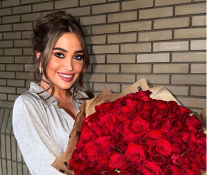 SLAVLJE U DOMU DAČIĆEVE BIVŠE SNAJKE! Stigao joj buket od 100 crvenih ruža, sija od sreće (FOTO)