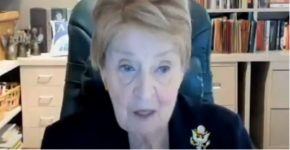 MLADIĆ PONIZIO MEDLIN OLBRAJT PRED KAMERAMA Sasuo joj je sve u lice