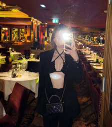 ĆERKA SRPSKOG MILINERA U OVOM IZDANJU IZAŠLA U GRAD Svi gledaju u gornji deo i ne veruju (FOTO)