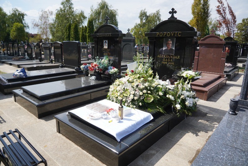 PEVAČICA NAKON GUBITKA BEBE STIGLA NA GODIŠNJI POMEN SAŠI Ne prestaje da plače