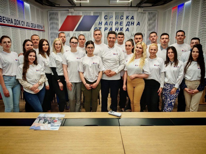 OMLADINA SNS NIŠ PORUČUJE DR MILIĆU: Je l' vas Baron zarazio "baronisanjem", pa obmanjujete javnost?