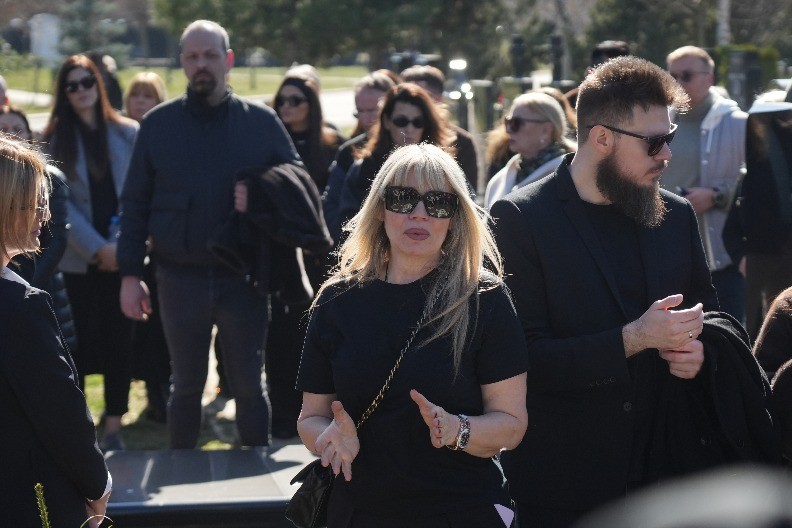SUZANA JOVANOVIĆ SE OBRATILA NOVINARIMA NA GROBLJU Sašina udovica je imala šta da kaže