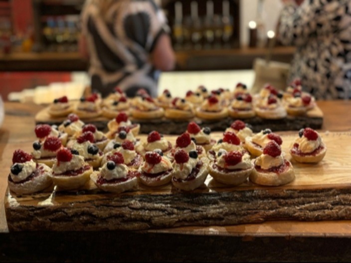 MINI SENDVIČI SA ČOKOLADNIM KREMOM I VOĆEM Deca će se grabiti, a ni vi im nećete odoleti