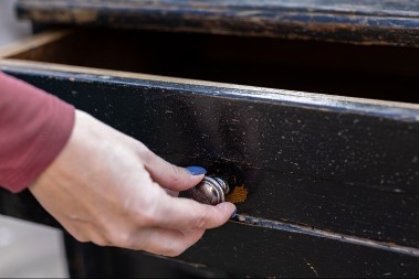 DEKA SE NIJE ŠALIO SA NASLEDSTVOM Unuka izneverovala kada je videla šta ima u fioci, na ovome joj mnogi zavide!