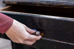 DEKA SE NIJE ŠALIO SA NASLEDSTVOM Unuka izneverovala kada je videla šta ima u fioci, na ovome joj mnogi zavide!