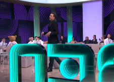 VODITELJ PREKINUO PROGRAM U ŠOKU! Drama u studiju, pucanj tokom finala PZE 2026!