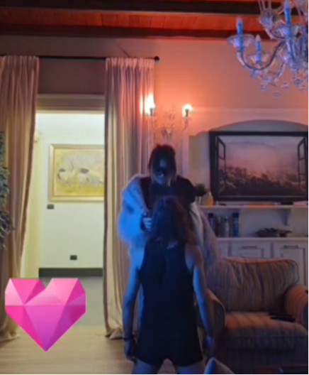 RALE ZAPROSIO ANU NA AVALI Kleknuo pred nju, a evo šta je pevačica uradila! (VIDEO)