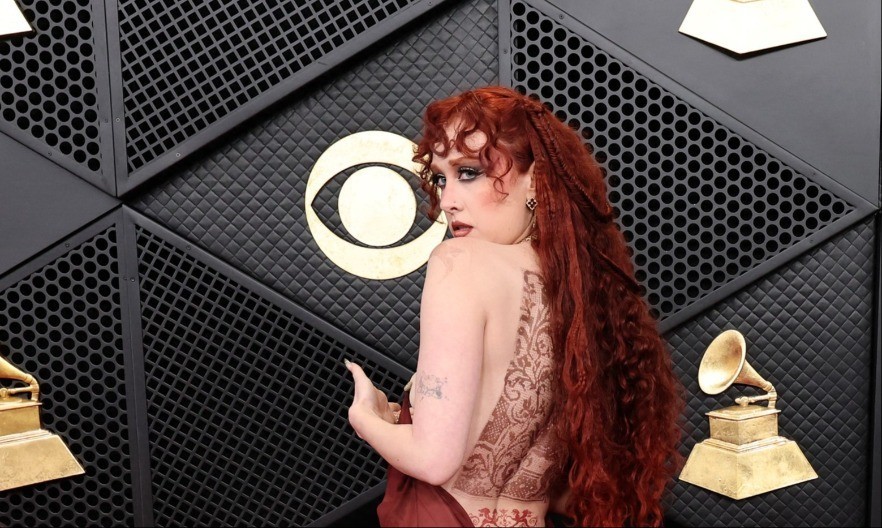 KAO GOLA, ALI IPAK NIJE Pevačica napravila skandal na dodeli nagrada, svi se okomili zbog ovog autfita