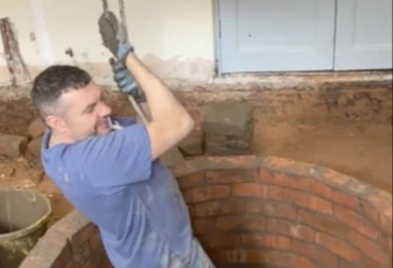 NEVEROVATNO OTKRIĆE TOKOM RENOVIRANJA Podigli pod i zanemeli od šoka – Srbi bi za ovo dali milione (VIDEO)