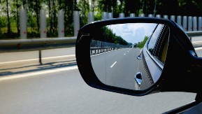 ŠTA SE KRIJE U VAŠEM RETROVIZORU? Većina vozača nema pojma čemu služi ova misteriozna LINIJA – menja pravila igre na putu!