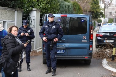 PRVE FOTOGRAFIJE S MESTA EKSPLOZIJE NA DEDINJU Kuća Zdravka Čolića pod opsadom policije (FOTO/VIDEO)