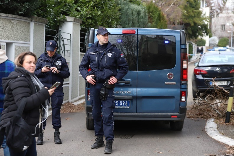 PRVE FOTOGRAFIJE S MESTA EKSPLOZIJE NA DEDINJU Kuća Zdravka Čolića pod opsadom policije (FOTO/VIDEO)
