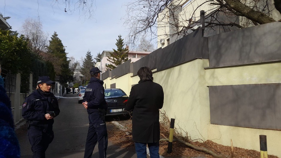 BRAT ZDRAVKA ČOLIĆA PRED KUĆOM NA DEDINJU Sve vrvi od policije, ulica blokirana (FOTO/VIDEO)