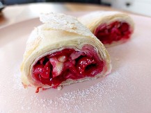 BELA PITA SA VIŠNJAMA BUDI NOSTALGIJU Izgleda jednostavno, a osvaja na prvi zalogaj