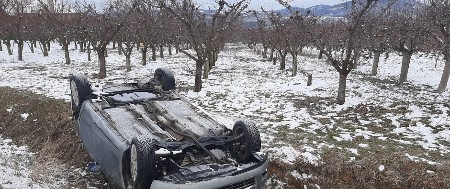 UZNEMIRUJUĆA SCENA! Auto sleteo u krivini u kanal, pa završio na krovu (FOTO)