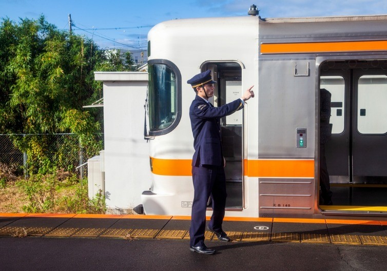 VIC DANA Pita kondukter osobu u vozu...