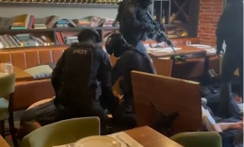 OVAKO SU SPECIJALCI UPALI U RESTORAN Hapšenje zbog paljenja lokala (VIDEO)