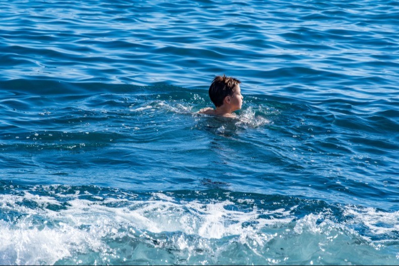 U DELIĆU SEKUNDE JE PRELOMIO I SKOČIO U HLADNE TALASE Dečak je plivao kilometrima da bi spasao majku, sestru i brata -  kada je dotakao obalu usledila je prava DRAMA