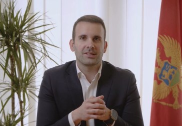 PRVI POLJUBAC DAVNO ZABORAVLJEN Crna Gora postala duboko grlo EU