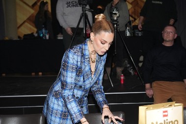 "NEZAMISLIVO JE DA NEKO ŽELI ZLO ČOLI" Sara Jo u šoku zbog bačene bombe na kuću pevača